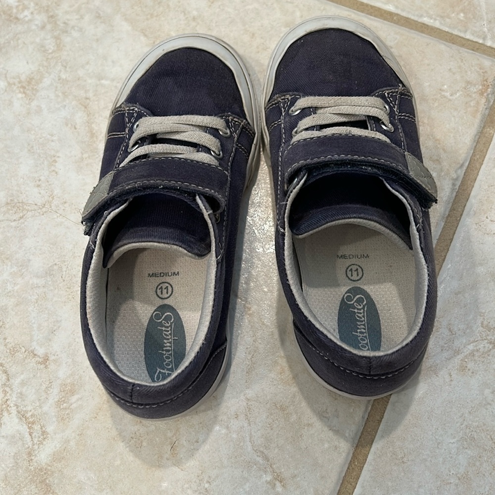 Footmates Toddler boy shoes. Gently used. Style Jordan-V101-410